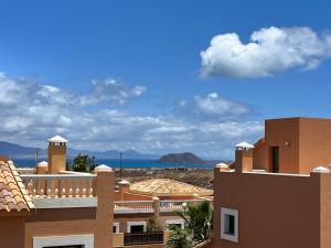 uma vista para o oceano entre dois edifícios em FTV Holidays Homes em Corralejo