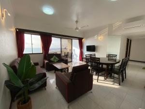 Un lugar para sentarse en The View Ferringhi 3BR Apartment