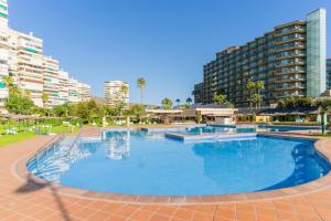 una gran piscina en una ciudad con edificios altos en Apartamento frente al mar TORRES DE PLAYAMAR, en Torremolinos