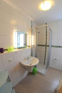 Koupelna v ubytování Ferienwohnungen Appartements - Ferienhaus Müritzcharme + 7 fotografií