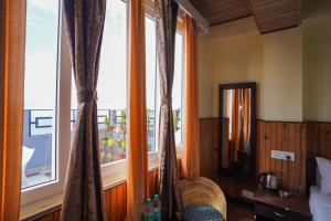 Postel nebo postele na pokoji v ubytování Hotel Hill Queen near Sherpa Gumba Darjeeling Mall 5 Min Couple Friendly