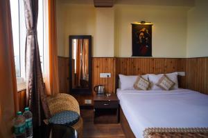 Postel nebo postele na pokoji v ubytování Hotel Hill Queen near Sherpa Gumba Darjeeling Mall 5 Min Couple Friendly