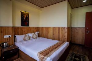 Postel nebo postele na pokoji v ubytování Hotel Hill Queen near Sherpa Gumba Darjeeling Mall 5 Min Couple Friendly