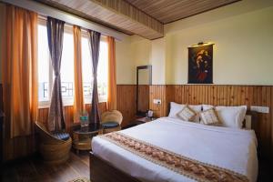 Postel nebo postele na pokoji v ubytování Hotel Hill Queen near Sherpa Gumba Darjeeling Mall 5 Min Couple Friendly