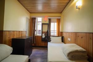 Postel nebo postele na pokoji v ubytování Hotel Hill Queen near Sherpa Gumba Darjeeling Mall 5 Min Couple Friendly