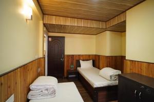 Postel nebo postele na pokoji v ubytování Hotel Hill Queen near Sherpa Gumba Darjeeling Mall 5 Min Couple Friendly