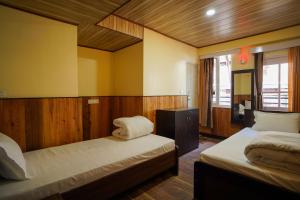 Postel nebo postele na pokoji v ubytování Hotel Hill Queen near Sherpa Gumba Darjeeling Mall 5 Min Couple Friendly