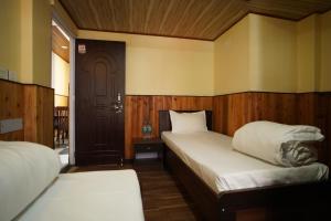 Postel nebo postele na pokoji v ubytování Hotel Hill Queen near Sherpa Gumba Darjeeling Mall 5 Min Couple Friendly