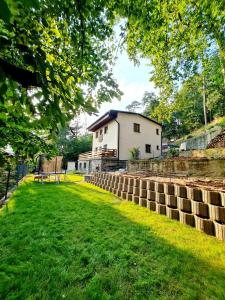 uma casa no meio de um campo com um edifício em Bohemian Paradise near Prague with Wellness em Řehenice