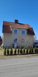 海勒福什Villa Svalan的一栋房子前面停着一辆车