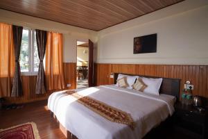 Postel nebo postele na pokoji v ubytování Hotel Hill Queen near Sherpa Gumba Darjeeling Mall 5 Min Couple Friendly