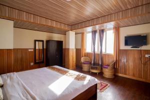 TV a/nebo společenská místnost v ubytování Hotel Hill Queen near Sherpa Gumba Darjeeling Mall 5 Min Couple Friendly