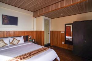 Postel nebo postele na pokoji v ubytování Hotel Hill Queen near Sherpa Gumba Darjeeling Mall 5 Min Couple Friendly