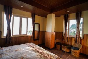 Postel nebo postele na pokoji v ubytování Hotel Hill Queen near Sherpa Gumba Darjeeling Mall 5 Min Couple Friendly