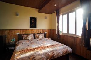 Postel nebo postele na pokoji v ubytování Hotel Hill Queen near Sherpa Gumba Darjeeling Mall 5 Min Couple Friendly