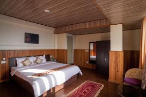 Postel nebo postele na pokoji v ubytování Hotel Hill Queen near Sherpa Gumba Darjeeling Mall 5 Min Couple Friendly