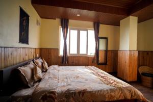 Postel nebo postele na pokoji v ubytování Hotel Hill Queen near Sherpa Gumba Darjeeling Mall 5 Min Couple Friendly