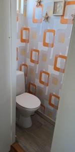 een badkamer met een toilet en een muur bij Villa Svalan in Hällefors +11 foto's