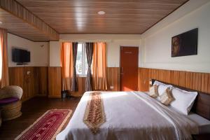 Postel nebo postele na pokoji v ubytování Hotel Hill Queen near Sherpa Gumba Darjeeling Mall 5 Min Couple Friendly