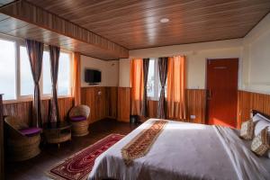 Postel nebo postele na pokoji v ubytování Hotel Hill Queen near Sherpa Gumba Darjeeling Mall 5 Min Couple Friendly