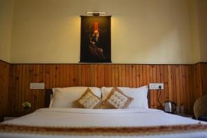 Postel nebo postele na pokoji v ubytování Hotel Hill Queen near Sherpa Gumba Darjeeling Mall 5 Min Couple Friendly