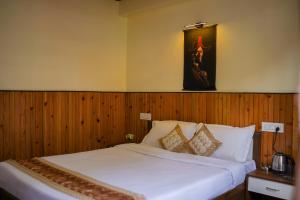 Postel nebo postele na pokoji v ubytování Hotel Hill Queen near Sherpa Gumba Darjeeling Mall 5 Min Couple Friendly