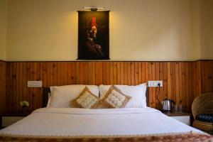 Postel nebo postele na pokoji v ubytování Hotel Hill Queen near Sherpa Gumba Darjeeling Mall 5 Min Couple Friendly