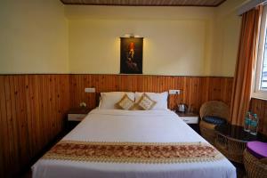 Postel nebo postele na pokoji v ubytování Hotel Hill Queen near Sherpa Gumba Darjeeling Mall 5 Min Couple Friendly