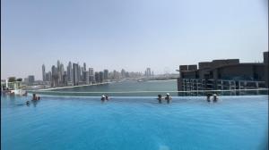 Bazén v ubytování Studio with private beach access at Palm Jumeirah nebo v jeho okolí