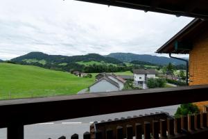 einen Balkon mit Blick auf ein grünes Feld in der Unterkunft S'Matt 3 in Lingenau