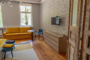 Televízia a/alebo spoločenská miestnosť v ubytovaní Atelier Hostel