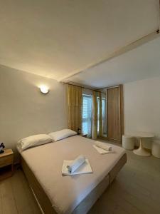 um quarto com uma cama grande com duas toalhas em Apartments Boras em Cavtat