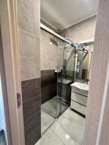 een badkamer met een douche en een wastafel bij Nevenka in Bar