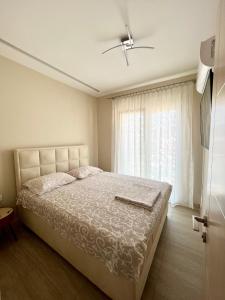 een slaapkamer met een groot bed en een raam bij Nevenka in Bar