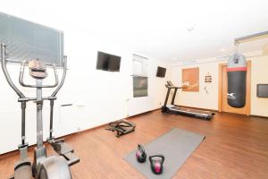 ein Zimmer mit einem Fitnessraum mit zwei Heimtrainern in der Unterkunft S'Matt 3 in Lingenau