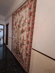 ein großer orientalischer Teppich, der an einer Wand hängt in der Unterkunft DA GINA in Chiavari