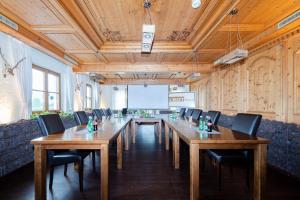 a large conference room with a long table and chairs at S'Matt 3 in Lingenau