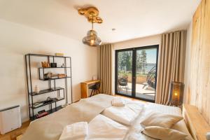Postel nebo postele na pokoji v ubytování Molo Lipno apartmán by Míra Hejda