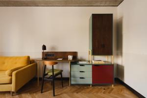 a living room with a desk and a chair at Willa Wincent in Gdynia