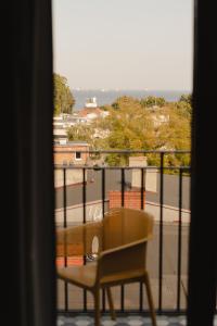 een tafel en stoel op een balkon met uitzicht bij Willa Wincent in Gdynia