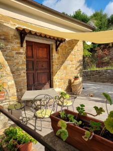a patio with chairs and a wooden door at Casa La Lamia B&B in Perdifumo