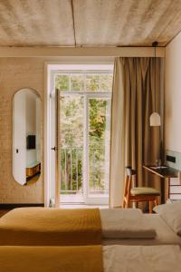 - une chambre avec un lit et une grande fenêtre dans l'établissement Willa Wincent, à Gdynia