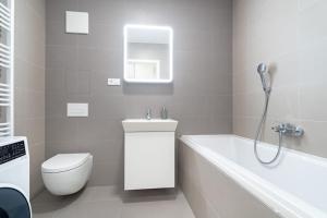 Un baño con inodoro, lavabo y bañera. en Apartmán Al-Garden s private garage parking free, 5 min pešo do centra, en Košice
