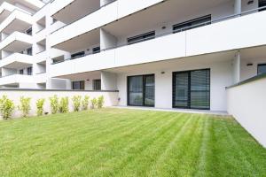 un patio vacío de un edificio con césped en Apartmán Al-Garden s private garage parking free, 5 min pešo do centra, en Košice