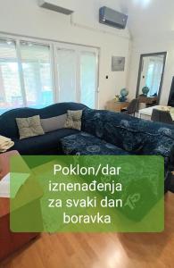 un sofá sentado en una sala de estar con aversión para en In the Green en Lopatinec