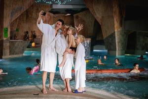 Viiking Spa Hotel في بارنو: مجموعة اشخاص واقفين امام مسبح