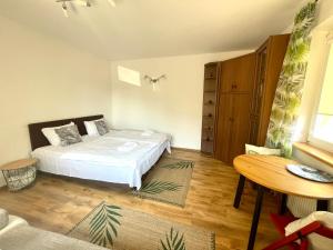 グダニスクにあるWynajem Pokoi Villa Kofeinaの小さなベッドルーム(ベッド1台、テーブル付)