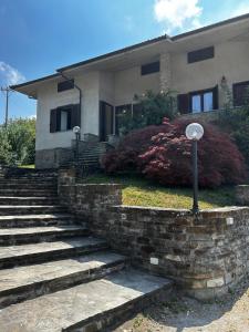 ein Haus mit einer Treppe vor einem Gebäude in der Unterkunft Spicchio di Langa - casa indipendente tra le vigne e le Alpi in Belvedere Langhe