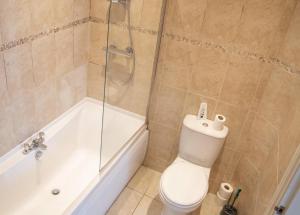een badkamer met een douche, een toilet en een bad bij Thornhill Apartment in Sunderland