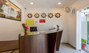 biuro z zegarami na ścianie i biurkiem w obiekcie Treebo Trend vSaffron Regency - Punnamada Lake w mieście Alappuzha